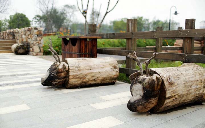 鄉(xiāng)村旅游規(guī)劃公司：田園東方旅游規(guī)劃中由朽木雕刻而成的景觀小品""